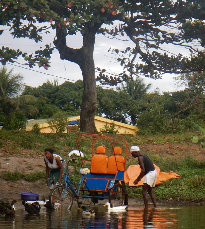 Le pont cassé depuis des années, est à l'image du pays: abandonné par un Etat inefficace et corrompu. Du coup les habitats sont obligés de prendre la pirogue pour traverser le canal et se rendre d'une rive à l'autre de la ville. Chaque village de pêcheurs a son roi, mais un roi qui ne détient pas le pouvoir absolu 