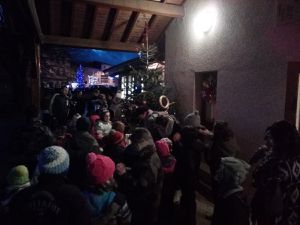 Rassemblement à l'école pour la fête des lumières