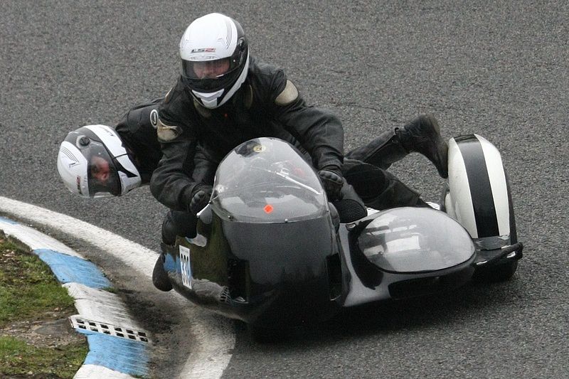 Trophée Coluche 2013 Carole
Démonstrations de motos et side car anciens sur piste au profit des restos du coeur