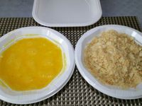 1 - Mélanger la chapelure, les amandes effilées et les cacahuètes concassées. Battre les oeufs en omelette, saler et poivrer.