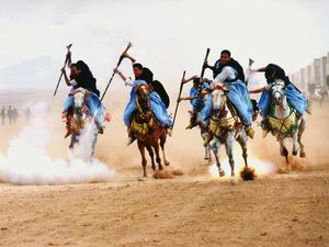 Le cheval est achevé et la tenue du cavalier entamée! La tenue a été inspirée d'une photo de la Fantasia. Les tenues sont habituellement blanches, mais une tenue en couleurs, c'est plus joli non? Des nuances ont été ajoutée dans la couleur du cheval: du bleau, du rouge, du brun et du jaune ocre permettent de lui donner du relief, rappellent les couleurs du cavalier, du harnachement et du fond, et donnent de la force à l'image. (Cliquez sur la photo pour l'afficher en entier)