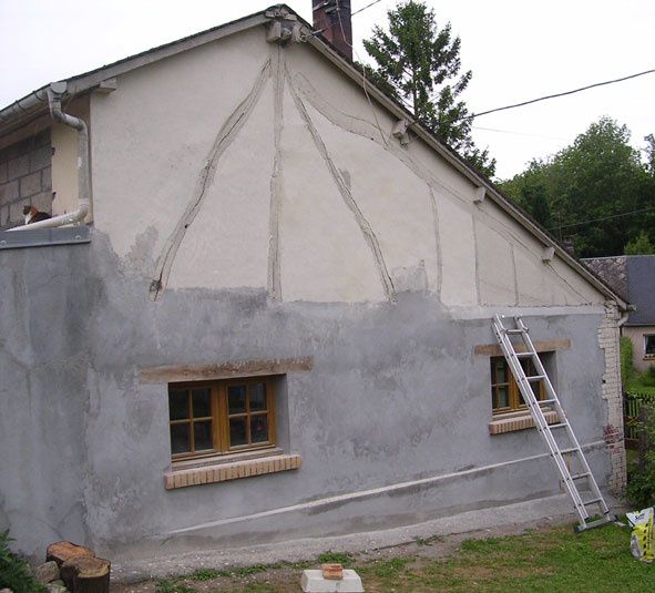 Reconstruction du pignon de la maison.