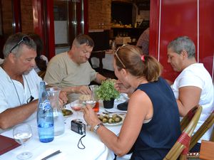 Que peut on faire à Beaune ? Flâner dans ses jolies rues et ses places fleuries, visiter ses musées et monuments, déguster du vin, manger à une terrasse des escargots et du boeuf Bourguignon.