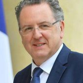 Francia, primi guai per Macron: ministro Ferrand "diede appalto alla compagna" - Il Fatto Quotidiano