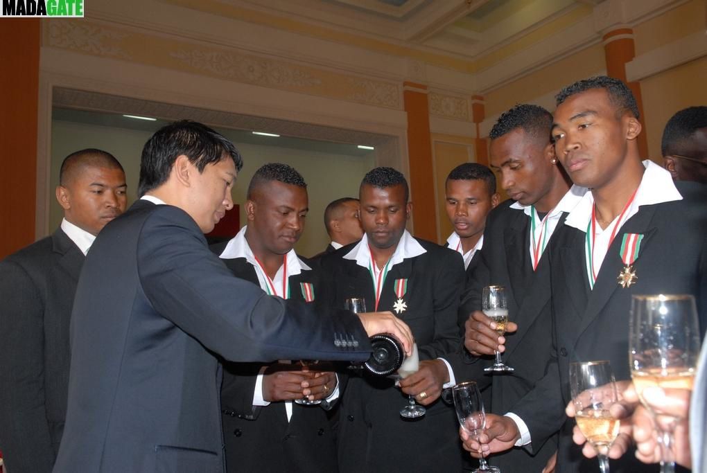 Les XV Makis de Madagascar, vainqueur de la Namibie, lors de la CAN 2012 de rugby, faits Chevaliers de l'Ordre national malagasy. Photos Harilala Randrianarison. www.madagate.com