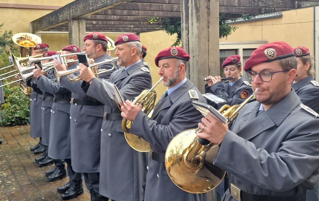 Heeresmusiker und MGV-Männerchor gestalteten in Veitshöchheim eindrucksvolle Gedenkfeier zum Volkstrauertag
