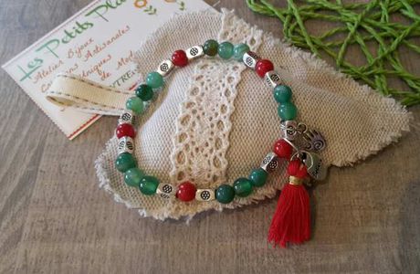 Magnifiques perles de Jade rouges et vertes montées sur élastique. 