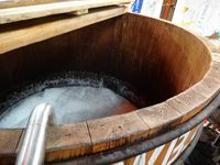 Les 3 étapes de la fabrication du Whiskey : Fermentation, distillation, et maturation.