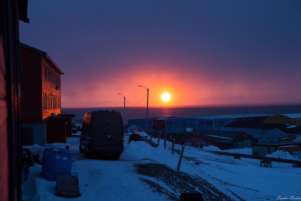 Vue de la fenêtre à 23h30... le 1er plan n'est pas tiptop mais sortir prendre des photos à cette heure-là, c'est dangereux... un coup à pas revenir avant 2h du mat !