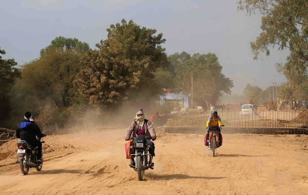 Lakheri, 31 Janvier 2019. Inde à vélo. Il fallait avoir les sacoches bien accrochées.