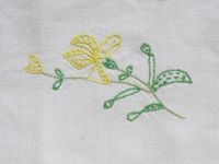 Petite nappe alsacienne brodée avec des fleurs, début du XXe siècle, Cl1-2. Elisabeth Poulain
