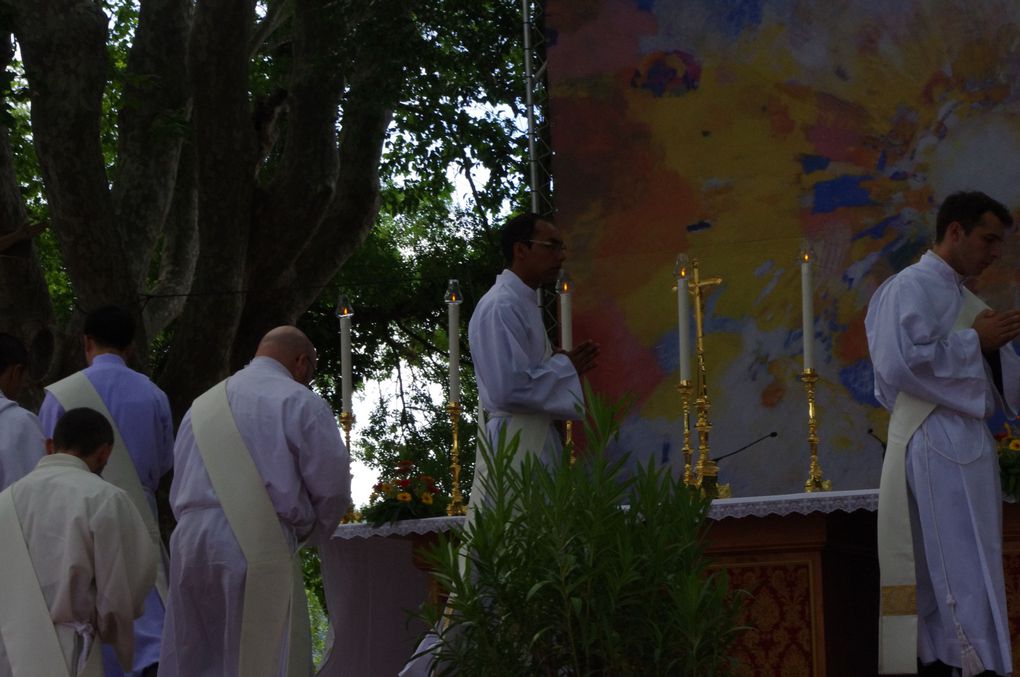 Dimanche 24 Juin 2012, Par l'imposition des mains et le don de l'Esprit Saint, Son Excellence Monseigneur Dominique Rey, évêque de Fréjus-Toulon ordonne. Pour le diaconat en vue du sacerdoce ils sont au nombre de 9. Pour le presbytérat au nombre