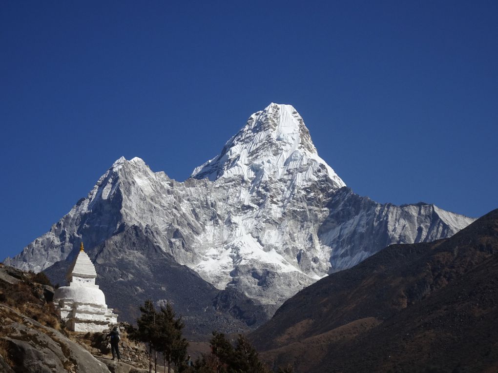 Après notre départ de Chukung, nous descendons cette immense vallée dominée par l'Amma Dablam