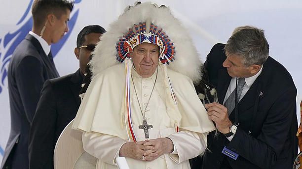 Le pape François lors d'une visite aux peuples autochtones à Maskwaci, l'ancien pensionnat Ermineskin, 25 juillet 2022, à Maskwacis, en Alberta. © Eric Gay/Copyright 2022 The AP. All rights reserved