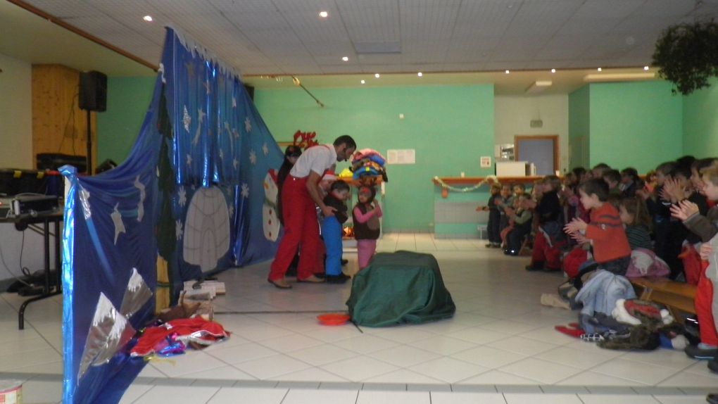 Spectacle de Noël avec toutes les classes à la salle des fêtes de St Paul