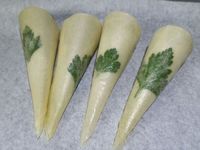 1 - Réaliser les cônes en feuilles de Brick comme expliqué sur la vidéo. Les garnir ensuite d'une mousse d'avocat à la crème fraîche assaisonnée de sel et de poivre, et des ingrédients de votre choix, ici : petits dés de tomate ou de betterave, crevettes grises, bâtonnets de jambon de Parme, le tout parsemé de quelques graines de sésame et de piment d'Espelette. Servir en amuse-bouche à l'apéritif !  