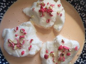 Oeufs à la neige crème rose aux pralines 