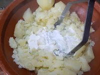 1 - Peler les pommes de terre, les couper en morceaux. Mettre à cuire dans une casserole d'eau salée. (Pendant  la cuisson des pommes de terre, commencer la préparation des gambas - voir étape 2). Une fois cuites, placer les pommes de terre dans une jatte, écraser au presse purée, ajouter le beurre et la crème fraîche, bien mélanger et finir en écrasant bien et en assaisonnant avec sel et poivre. Réserver au chaud.