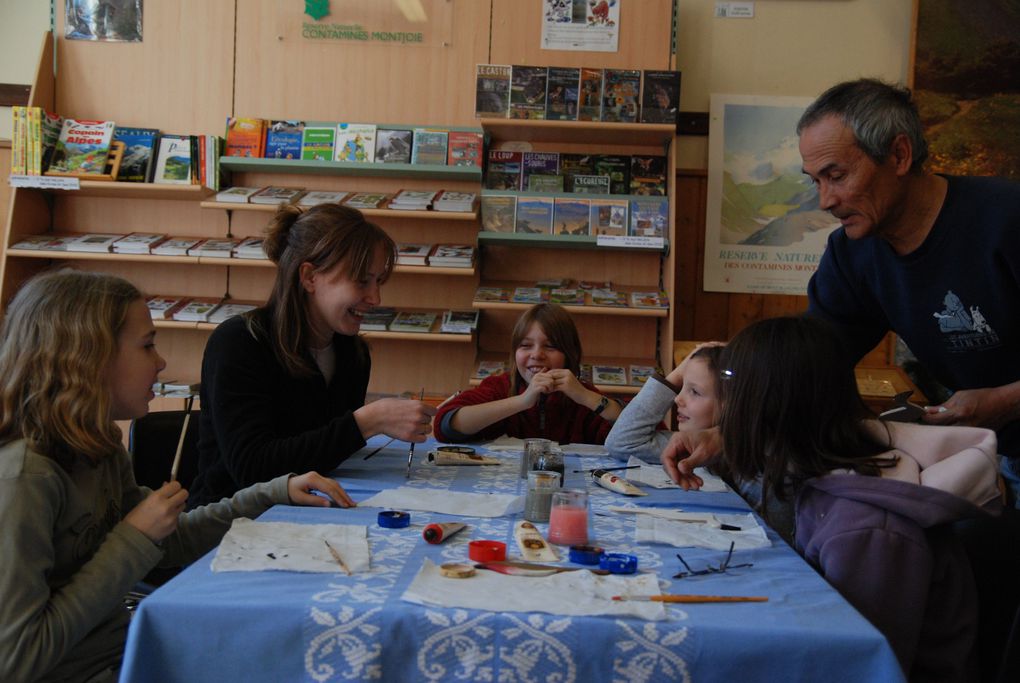 Activités artistiques à la maison de la réserve ce mardi pour un groupe de CM1.
Les enfants choisissaient un gabarit en bois représentant un animal de la faune local, puis  le peignaient au plus proche de la réalité.