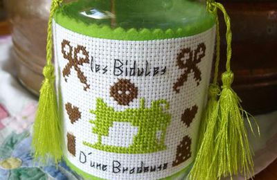 mon pot "les bidules d'une brodeuse" est en concours