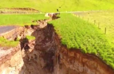 L'énorme fissure qui s'est ouverte la semaine dernière sur une ferme laitière néo-zélandaise se trouve au-dessus d'un cratère d'un volcan qui a fait éruption il y a quelque 60 000 ans.