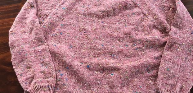 Pull tricoté de haut en bas, fil Bergère de France, un modèle Drops terminé 