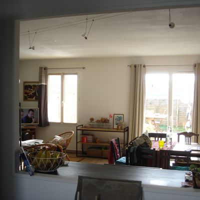 Salon, salle à manger, terrasse et petit jardin