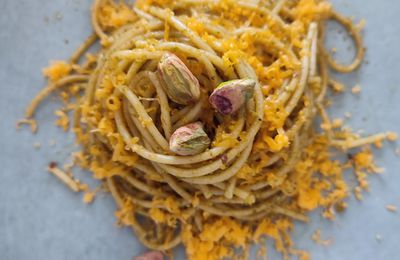 Spaghetti au pesto, pistaches et mimolette 