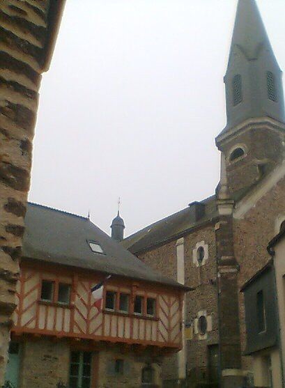 A Guer: bannière et église de saint Gurval, successeur de saint Malo au monastère de Guer