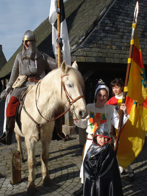 Chevaliers, ecuyés, gueux et gentes dames, costumés bénévoles de Plouescat