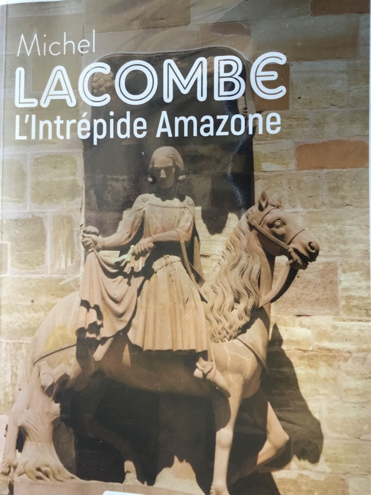 Michel LACOMBE L’intrépide Amazone, un livre qui met la femme à l’honneur 