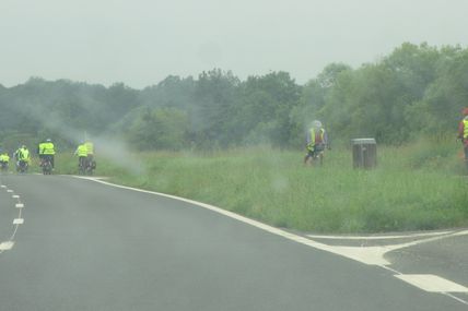 Quand les crues ne sont pas signalées, des cyclistes se retrouvent d'abord le bec dans l'eau puis sur les routes départementales. 