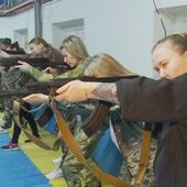 Russie : une "Garde féminine" se forme au combat - France 24