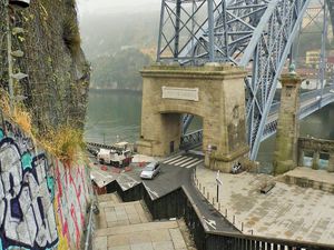 Escaliers menant au tablier supérieur du Ponte Dom Luiz I