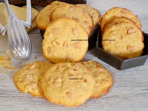 Cookies au citron, dés d'écorces de citron confit et pépites de chocolat blanc sur une base de Laura Todd