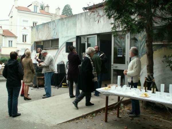 Octobre 2007 : repas de quartier organisé par l'Association des Habitants de Jacquard-Préfecture, en partenariat avec l'Amicale Laïque Chapelon et le Centre Musical Massenet. Merci à Bernard pour les photos ;-)