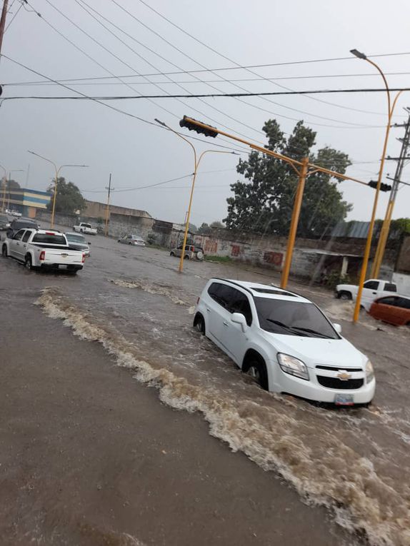 El caos vehicular por una corta lluvia se hizo notorio en la avenida San Juan Vianney de Valencia (+Fotos)