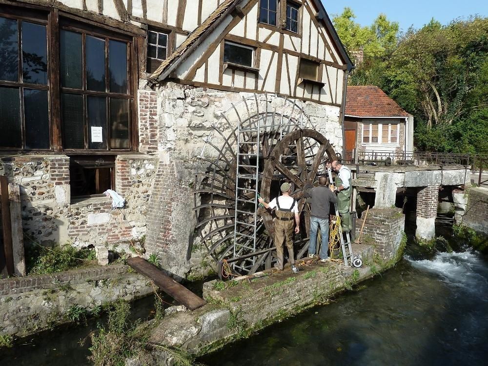 démontage des cercles, cornières, meulage des boulons oxydés sur la roue, décapage, peinture