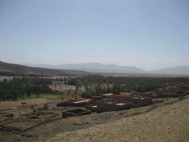  Etape de liaison entre Tata et Agd. Cette belle route, qu'empruntaient les caravanes,  serpente à travers les paysages grandioses  du désert, tantôt de pierres, tantôt de sable, route sinueuse et parfois étroite  nous permet au passage  de découvrir la mine de cobalt en exploitation de Bou-Azzer .