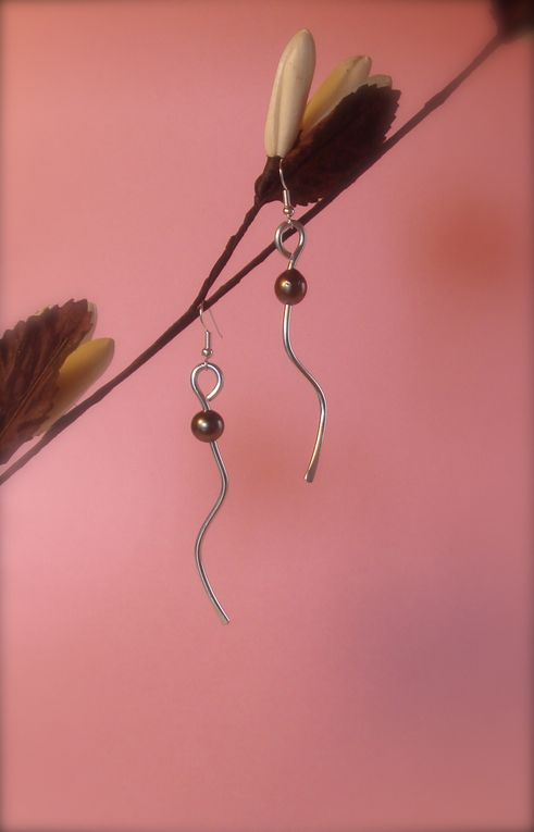 Boucles d'oreilles en aluminium et perle de Tahiti.