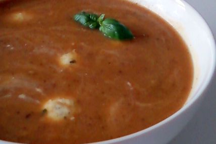 Soupe tomates-courgettes aux boulettes de fromage au basilic