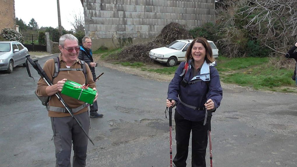 La friponne!! Jean-Jacques, s'est résolu à aller remettre le paquet sous le sapin du village! L'ambiance "Godillots" est bien pérenne!
