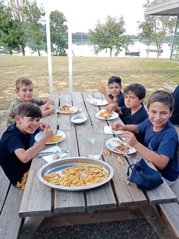 14h30: arrivée à la base de loisirs de Saint-Nicolas-de-la-Grave. Au programme: goûter, installation dans les chambres, jeux collectifs, parcours de santé, balade sur le bord de la Garonne, dîner…