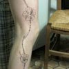 tattoo jambe , fleurs polynésienne