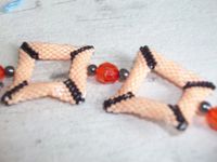 Bracelet motifs "carré" relié avec des perles hématite et des perles de facette, le tout avec un fermoir toggle. Les carrées sont tissées avec la technique du PEYOTE et pèse environ 15g. Les perles utilisées ici sont : les myuki délicas 11/0. Je le trouve magnifique.