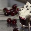 CERISES AU VIN D’ORANGE ÉPICÉ, CHANTILLY AU CHOCOLAT BLANC