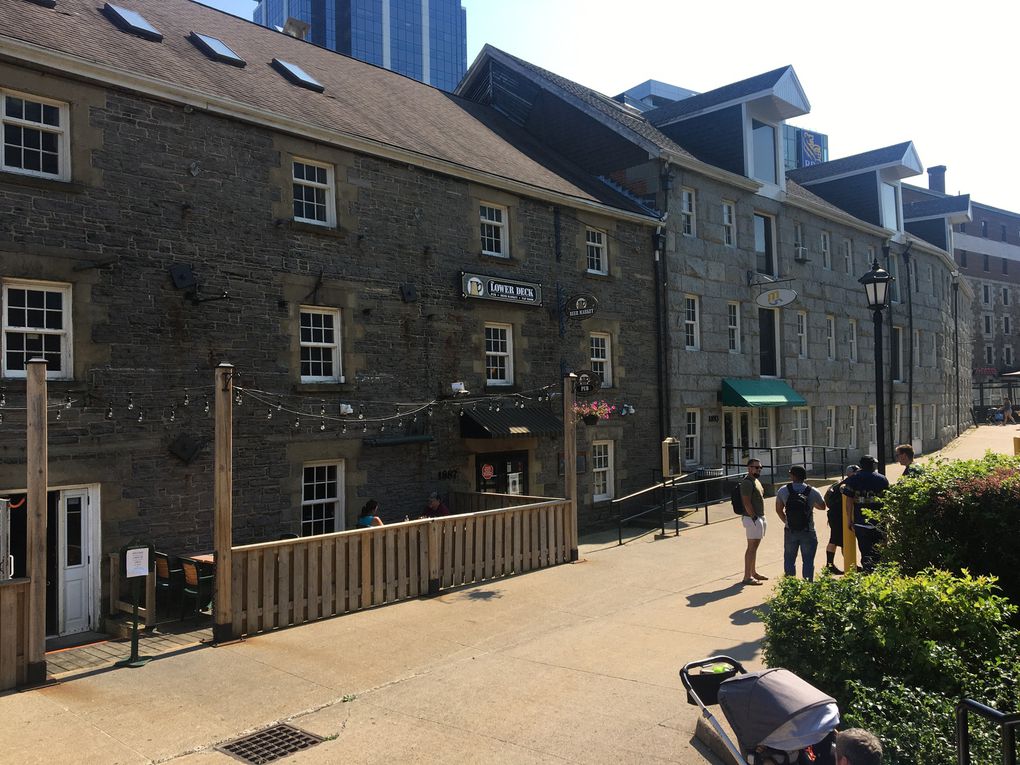 Halifax Historic Properties : Entrepôts construits pendant les guerres Napoléoniennes sur le port pour faciliter le transit des marchandises vers l'armée britannique. De nos jours, ces entrepôts hébergent des boutiques et la brasserie Pickford and Black