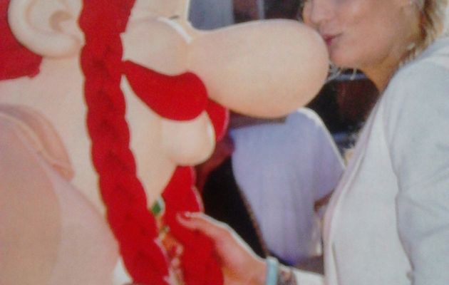 PORNO GAULOIS : ELODIE GOSSUIN FAIT DES GATERIES A OBELIX