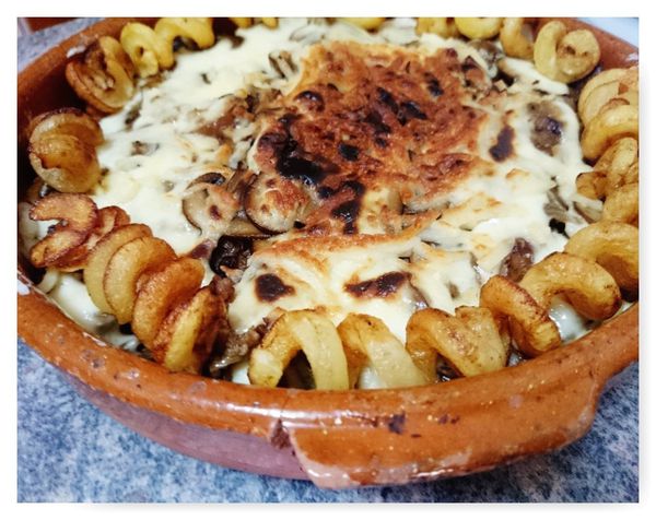 Pastel de patatas fritas con carne y champiñones Portobello 