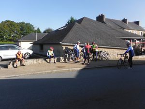 Pause à Saint-Vran. (La deuxième photo est de Patrick du Cambout du monde.)